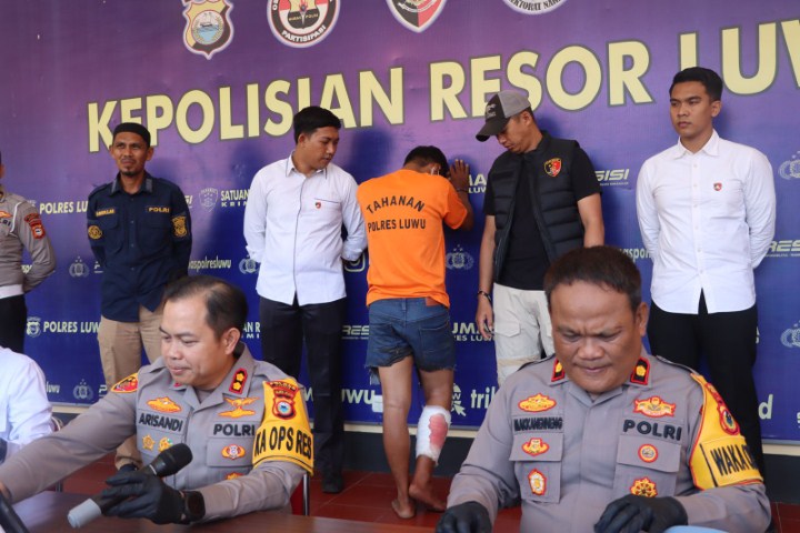DISEL -- Polres Luwu mengamankan seorang pria AR (31), dalang pembunuhan di Jalan Tani Dusun Kampung Baru, Desa Bolong, Kecamatan Walenrang Utara Kabupaten Luwu beberapa waktu lalu. Pelaku ditangkap di Kecamatan Masamba, Kabupaten Luwu Utara dalam upaya pelariannya menuju Palu, Sulawesi Tengah, Minggu (18/2).