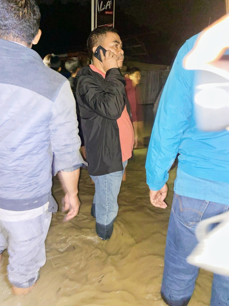 BANJIR -- Wakil Bupati Tator Zadrak Tombeg saat berada di lokasi bencana untuk menemui warga terdampak bencana banjir di Kota Makale, Minggu (25/2).