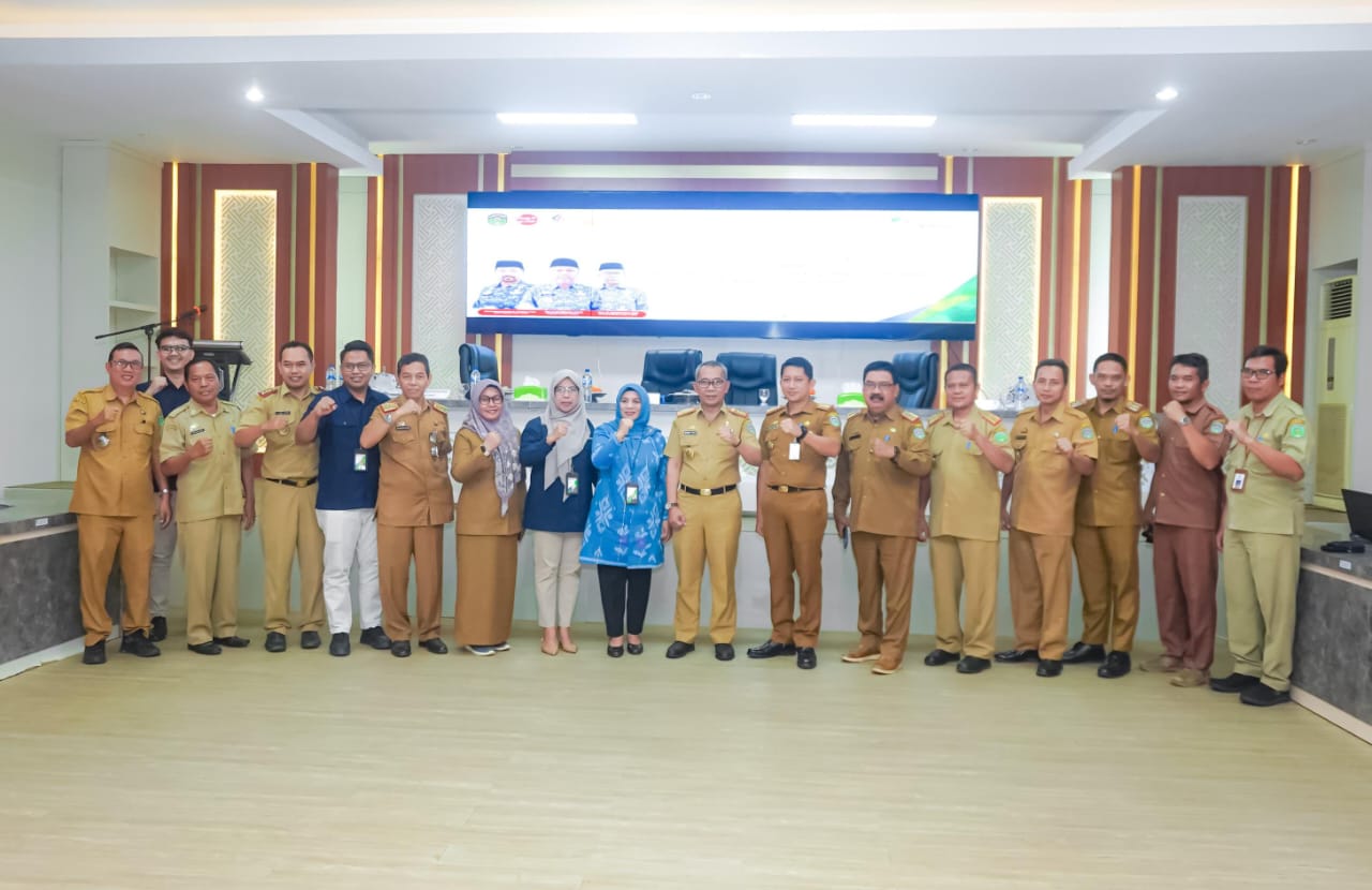 TEKEN PKS -- Bupati Luwu Timur, H Budiman foto bersama bersama Kepala UP3 PLN Palopo, Rathy Shinta Utami usai melakukan penandatanganan Perjanjian Kerjasama (PKS) di Aula Sasana Praja Kantor Bupati, Rabu (28/2).