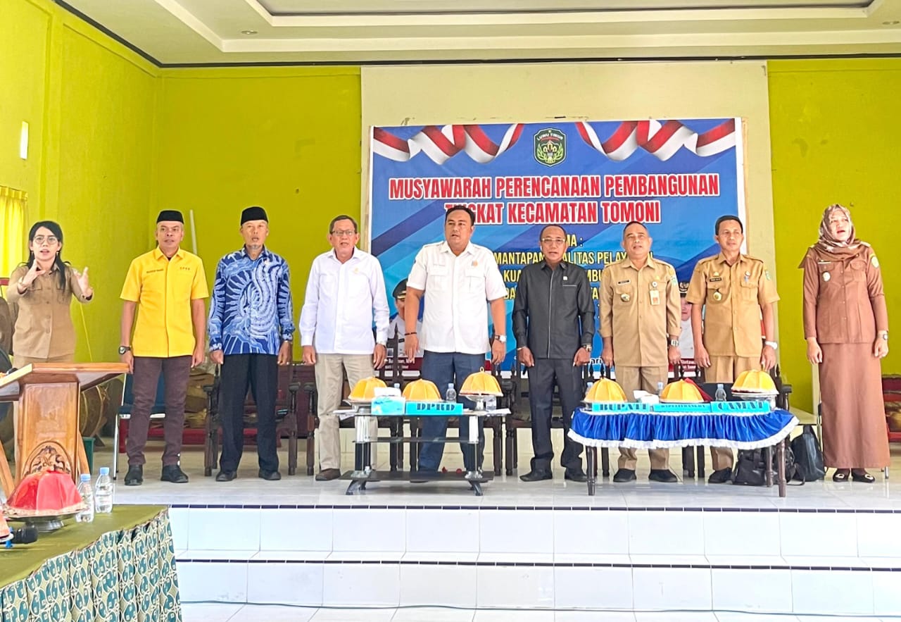 MUSRENBANG -- Staf Ahli Pembangunan Pemkab Luwu Timur Rapiuddin Tahir membuka kegiatan Musyawarah Rencana Pembangunan (Musrenbang) Kecamatan dalam rangka penyusunan rancangan awal RKPD Tahun 2025, di Kecamatan Angkona dan Kalaena, Senin (19/2).