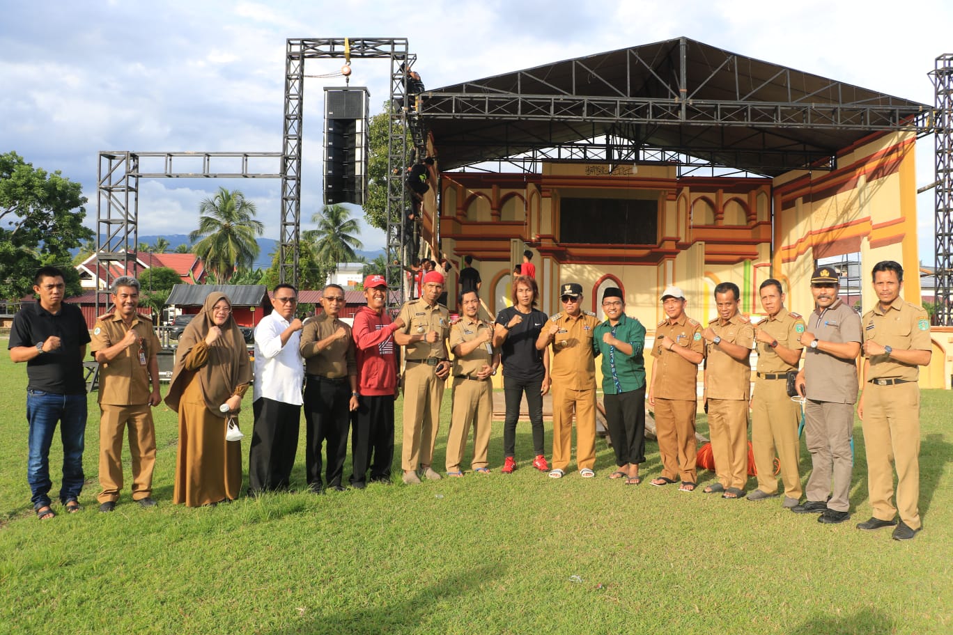 TINJAU -- Bupati Luwu Timur, H Budiman meninjau lokasi yang akan menjadi tempat pelaksanaan MTQ di Kecamatan Kalaena, Selasa (27/2).  Peninjauan dalam rangka memastikan persiapan MTQ dapat berlangsung sukses, baik dalam fasilitas maupun teknis proses pekerjaan sesuai jadwal. 