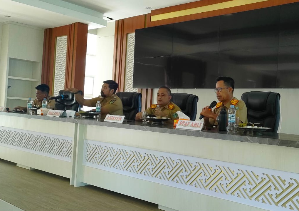 RAKOR -- Pemkab Luwu Timur menggelar Rakor di Aula Kantor Bupati Lutim baru-baru ini.  Rakor dipimpin Wabup Lutim, Mochammad Akbar Andi Leluasa didampingi Asisten Ekonomi dan Pembangunan, Masdin, Staf Ahli Hukum dan Pemerintahan, dr. H. April serta dihadiri Kepala Dinas Lingkungan Hidup, Andi Makkaraka, Kepala Sekolah, Kepala Puskesmas, Kepala Desa dan Lurah.