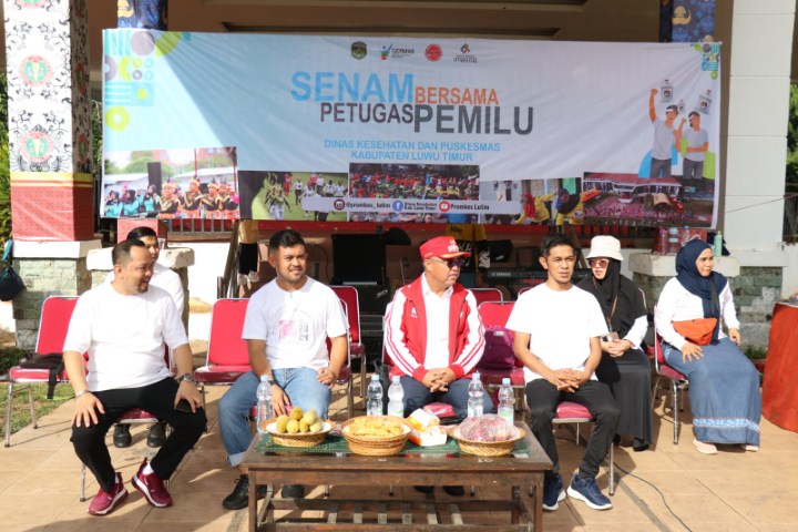 SENAM PEMILU -- Bupati Luwu Timur, H. Budiman membuka kegiatan Senam Bersama Petugas Pemilu terintegrasi dengan kegiatan senam rutin di Lapangan Merdeka Malili baru-baru ini.  