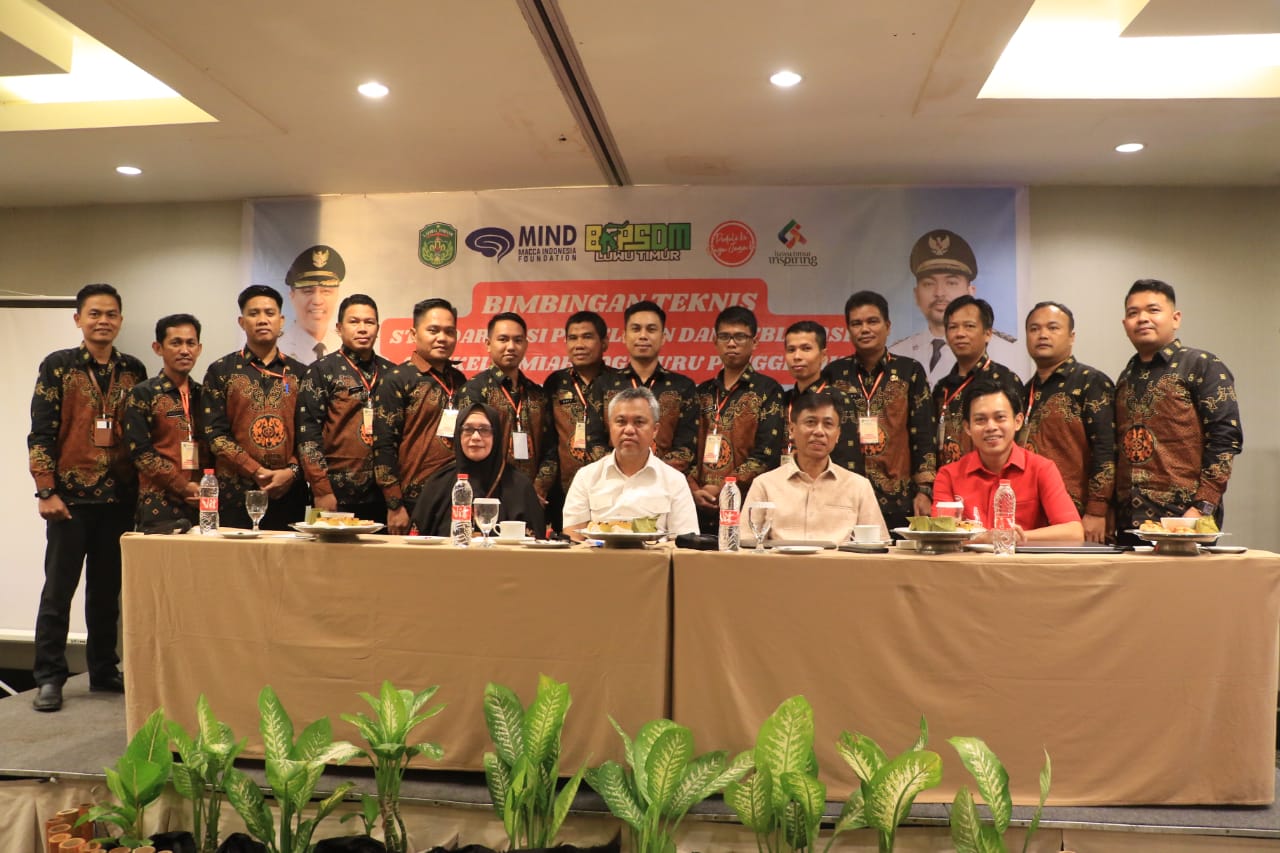 BIMTEK -- Sebanyak 30 Guru Penggerak dari jenjang TK, SD dan SMP se-Kabupaten Luwu Timur foto bersama Bupati Luwu Timur H Budiman usai mengikuti Bimtek Standarisasi Penulisan dan Publikasi Artikel Ilmiah yang digelar BKPSDM di Hotel Santika Makassar selama tiga hari (24 - 26 Februari 2024)