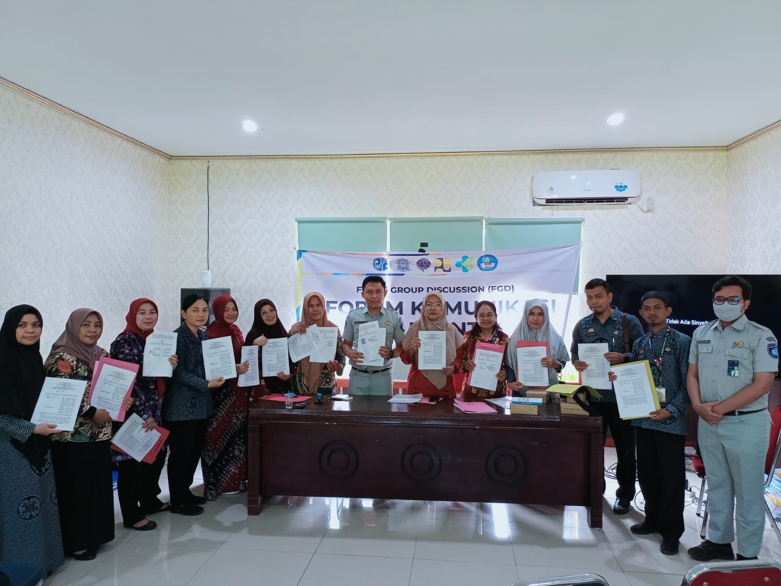 RAKOR -- Dinas Kesehatan Kabupaten Luwu Timur bersama Forum Komunikasi Lalu Lintas menggelar Rapat Koordinasi sekaligus penandatanganan perjanjian kerjasama antara Puskesmas BLUD se-Lutim dengan Badan Usaha (Jasa Raharja) di Aula Dinas Kesehatan baru-baru ini.
