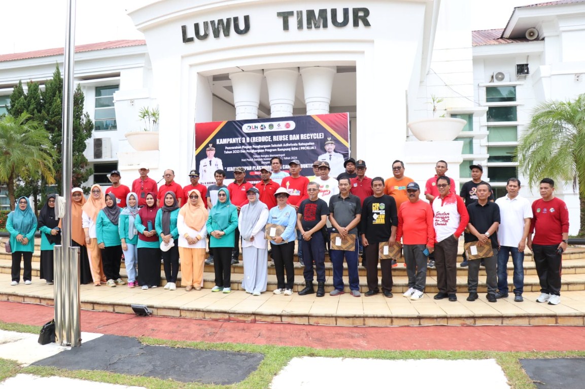 KAMPANYE -- Ketua TP PKK Kabupaten Luwu Timur, Hj Sufriaty Budiman menghadiri kampanye 3R (Reduce, Reuce, Recycle) dalam rangka memperingati Hari Peduli Sampah Nasional (HPSN) Tahun 2024 dengan tema "Atasi Sampah Plastik Dengan Cara Produktif" di Halaman Kantor Bupati Luwu Timur, Rabu (21/2). 