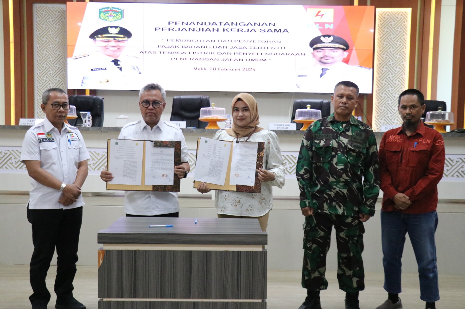 KERJASAMA -- Sekkab Lutim, H Bahri Suli selaku Ketua Korpri foto bersama usai menandatangani PKS dengan Kepala BPJS Ketenagakerjaan Cabang Palopo, Mu'minati di Aula Sasana Praja Kantor Bupati, Selasa (27/2). Seluruh anggota Korpri terlindungi program BPJS. 