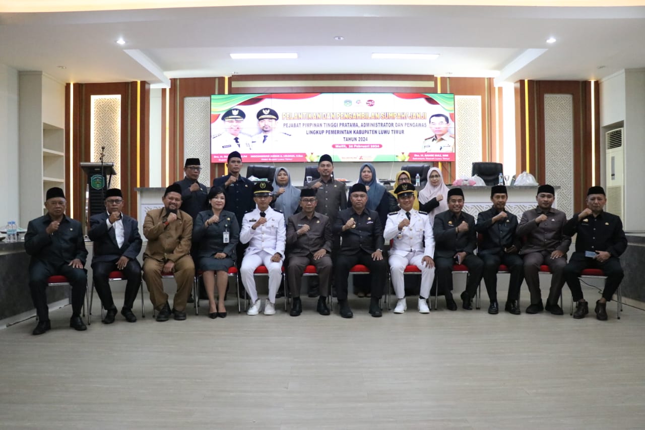 LANTIK -- Bupati Luwu Timur, H Budiman foto bersama usai melantik dan mengambil sumpah/janji sebanyak 45 pejabat Pimpinan Tinggi Pratama, Administrator dan Pengawas lingkup Pemkab Lutim di Aula Sasana Praja Kantor Bupati, Senin (26/2)