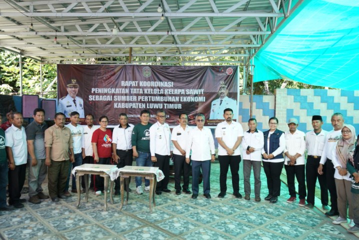 RAKOR -- Bupati Lutim, H Budiman didampingi Wakil Bupati Lutim, Mochammad Akbar Andi Leluasa, Kepala Dinas Pertanian dan Ketahanan Pangan, Amrullah foto bersama usai membuka Rapat Koordinasi (Rakor) di Desa Kasintuwu, Kecamatan Mangkutana belum lama ini. 