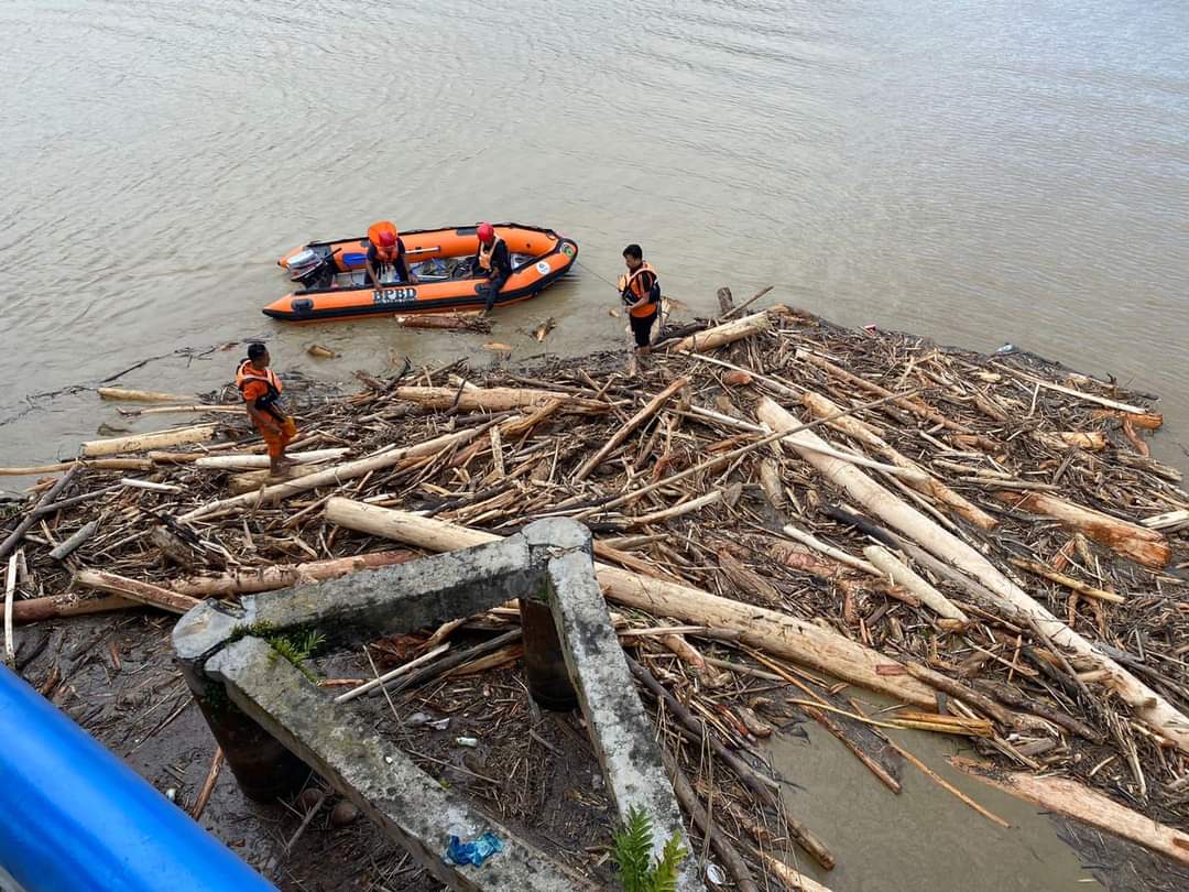 KAYU DI SUNGAI -- Masyarakat Kabupaten Luwu Timur khususnya yang berada di pelataran pinggir Sungai Malili dihebohkan dengan meluapnya air sungai tersebut. Pasalnya, selain karena airnya kembali keruh karena curah hujan yang tinggi, juga karena banyaknya kayu yang ikut terbawa arus, Jumat (23/2).