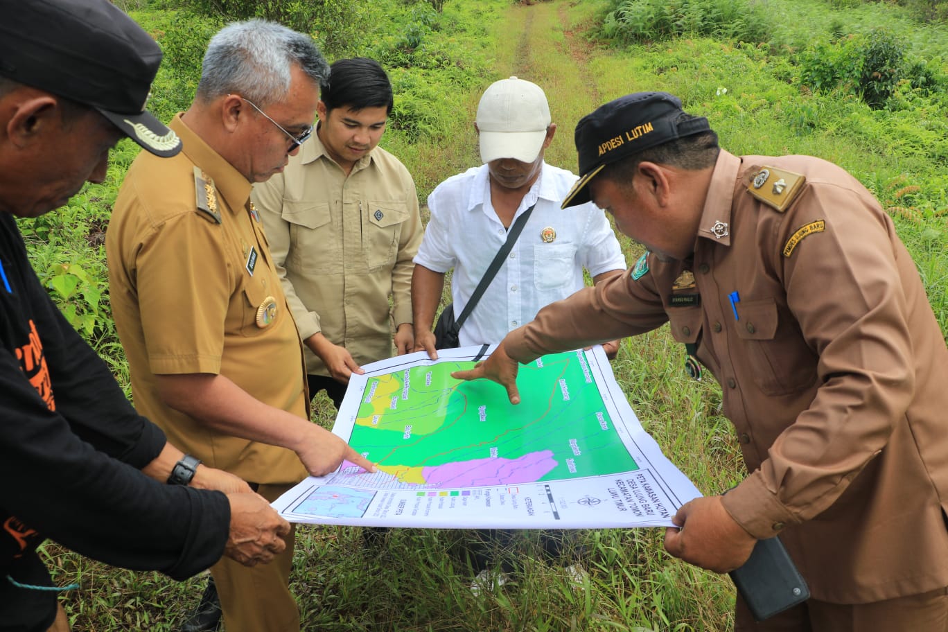 TINJAU HUTAN LINDUNG -- Bupati Luwu Timur, H Budiman meninjau Hutan lindung di kawasan pegunungan di Dusun Tunas Baru, Desa Ujung Baru, Kecamatan Tomoni, Selasa (27/2). 