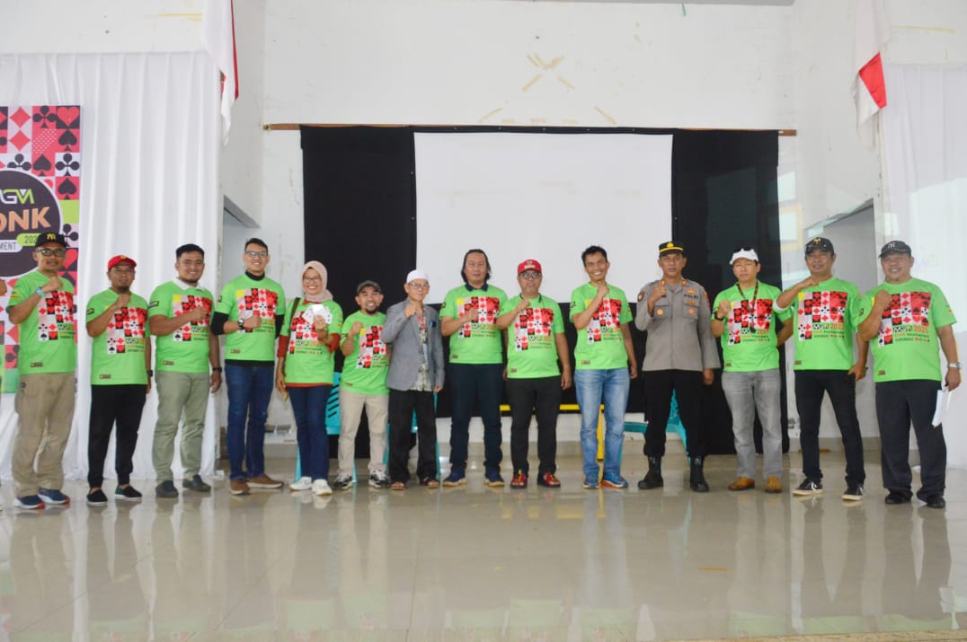 BUKA -- Bupati Luwu Timur, H Budiman foto bersama usai membuka Even MGM Zonk I Open Tournament di Gedung Serbaguna Sorowako, Kecamatan Nuha yang akan berlangsung selama dua hari