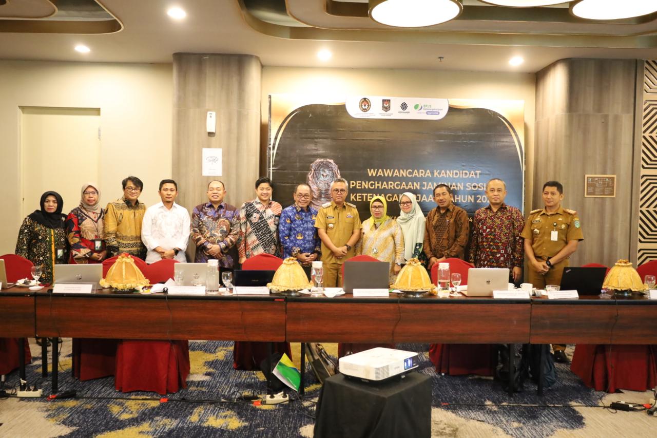 PENGHARGAAN -- Bupati Luwu Timur, H Budiman didampingi Kepala Disnaker, Kamal Rasyid menghadiri wawancara kandidat penghargaan Jaminan Sosial Ketenagakerjaan, di Hotel Mercure Makassar, Senin (19/2). 
