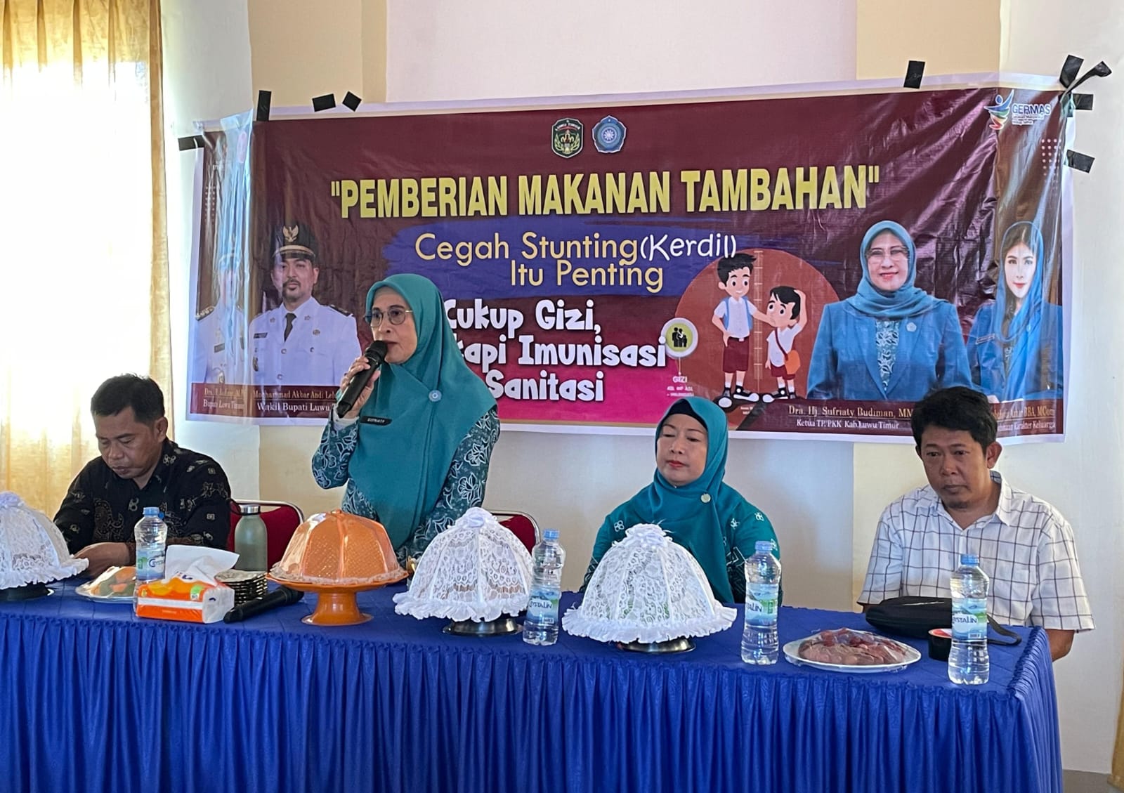 KOLABORASI -- TP PKK Kabupaten Luwu Timur (Lutim) berkolaborasi dengan Dinas Pemberdayaan Masyarakat dan Desa (DPMD) melakukan Pemberian Makanan Tambahan (PMT) di dua lokus yakni Kecamatan Burau dan Wotu, Kamis (22/2). 