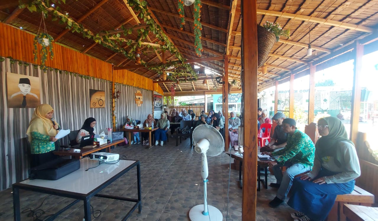 MUSYAWARAH -- Himpunan Ahli Kesehatan Lingkungan Indonesia (HAKLI) Dewan Perwakilan Cabang (DPC) Kabupaten Luwu Timur menggelar Musyawarah tingkat kabupaten di Warkop Brother, Desa Wewangriu, Kecamatan Malili, Sabtu (24/2)