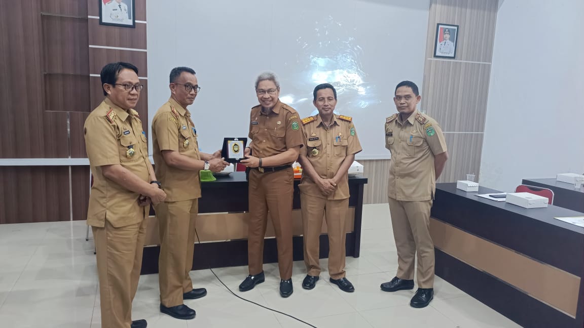 KUNKER -- Tim Anggaran Pemerintah Daerah (TAPD) Pemkab Takalar foto bersamna pejabat BKAD Kabupaten Luwu Timur usai diterima dalam rangka Kunker terkait strategi pengelolaan keuangan yang efektif baru-baru ini. 