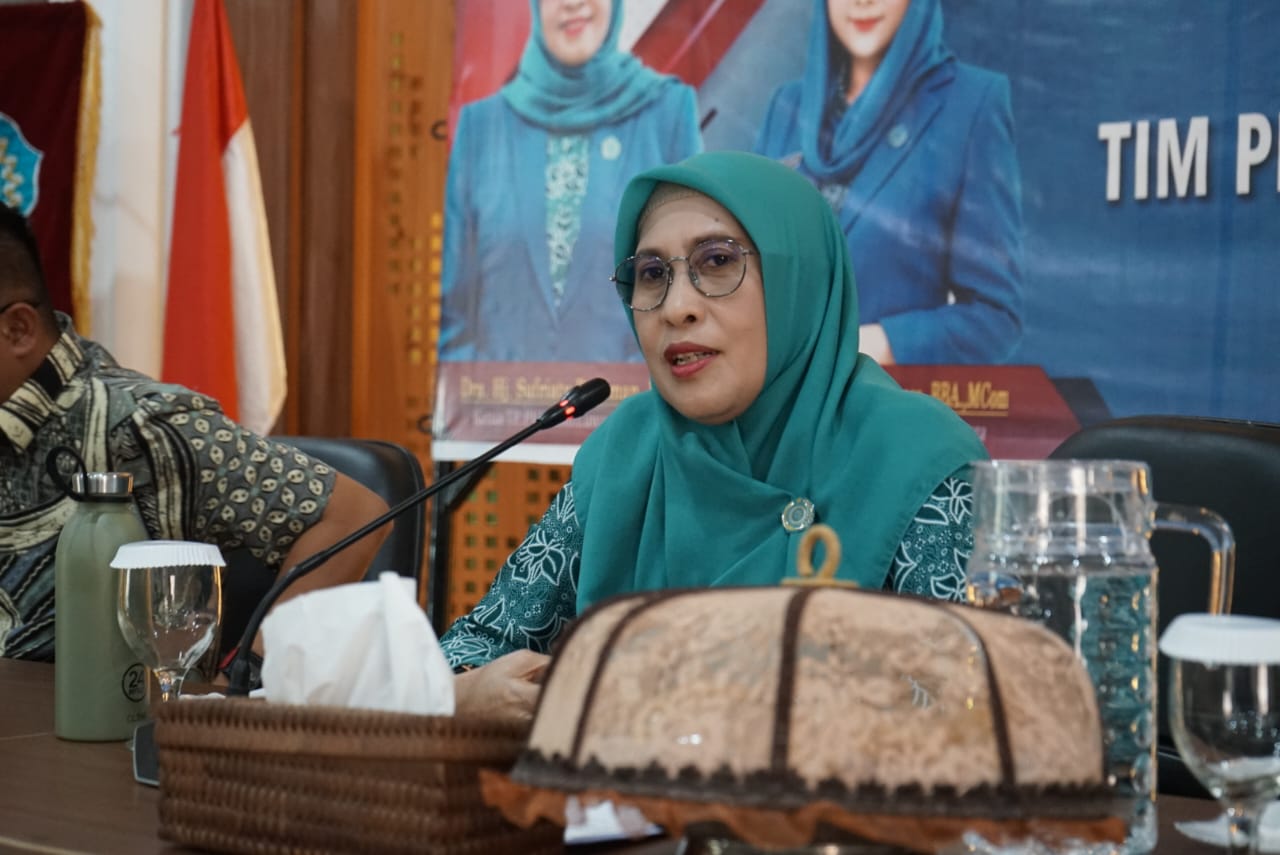 RAPAT -- Ketua TP PKK Kabupaten Luwu Timur, Hj Sufriaty Budiman bersama Ketua Bidang IV Kesehatan Lingkungan Hidup, Hj. Masrah Bahri Suli, Staf Ahli TP PKK, Haeril Al-Fajri dan Haslinda Doh'ri memimpin Rapat Bulanan TP PKK Tingkat Kabupaten Lutim Tahun 2024 di Aula Rumah Jabatan Bupati Lutim baru-baru ini. 
