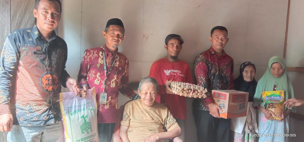 JUMAT BERKAH -- Puskesmas Angkona Kabupaten Luwu Timur untuk melakukan kegiatan sosial Jumat Berbagi tidak pernah surut. Setiap hari Jumat kegiatan yang dikoordinir Kepala Puskesmas Angkona, Jumardi, 