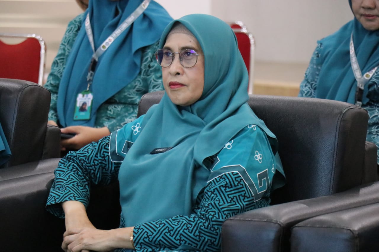 OBROLAN -- Ketua TP PKK Kabupaten Luwu Timur, Hj. Sufriaty Budiman mengikuti ObraS KaIN PKK di Aula Rujab Bupati, Rabu (7/2). ObraS KaIN PKK yang mengusung tema "Suami KDRT, Istri Bertahan atau Melawan"