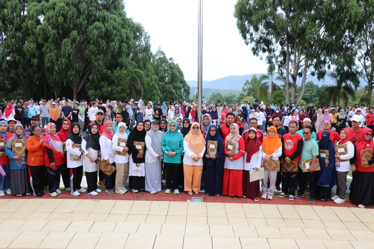 PENGHARGAAN -- Pemkab Luwu Timur dan Save The Children melalui Yayasan Celosia Marennu menggelar Champion Award Program Healthier Smiles tingkat SDN se Kabupaten Luwu Timur tahun 2024 sekaligus penyerahan penghargaan kepada para mitra Save The Children yang berlangsung di Aula Sasana Praja, Rabu (21/2).