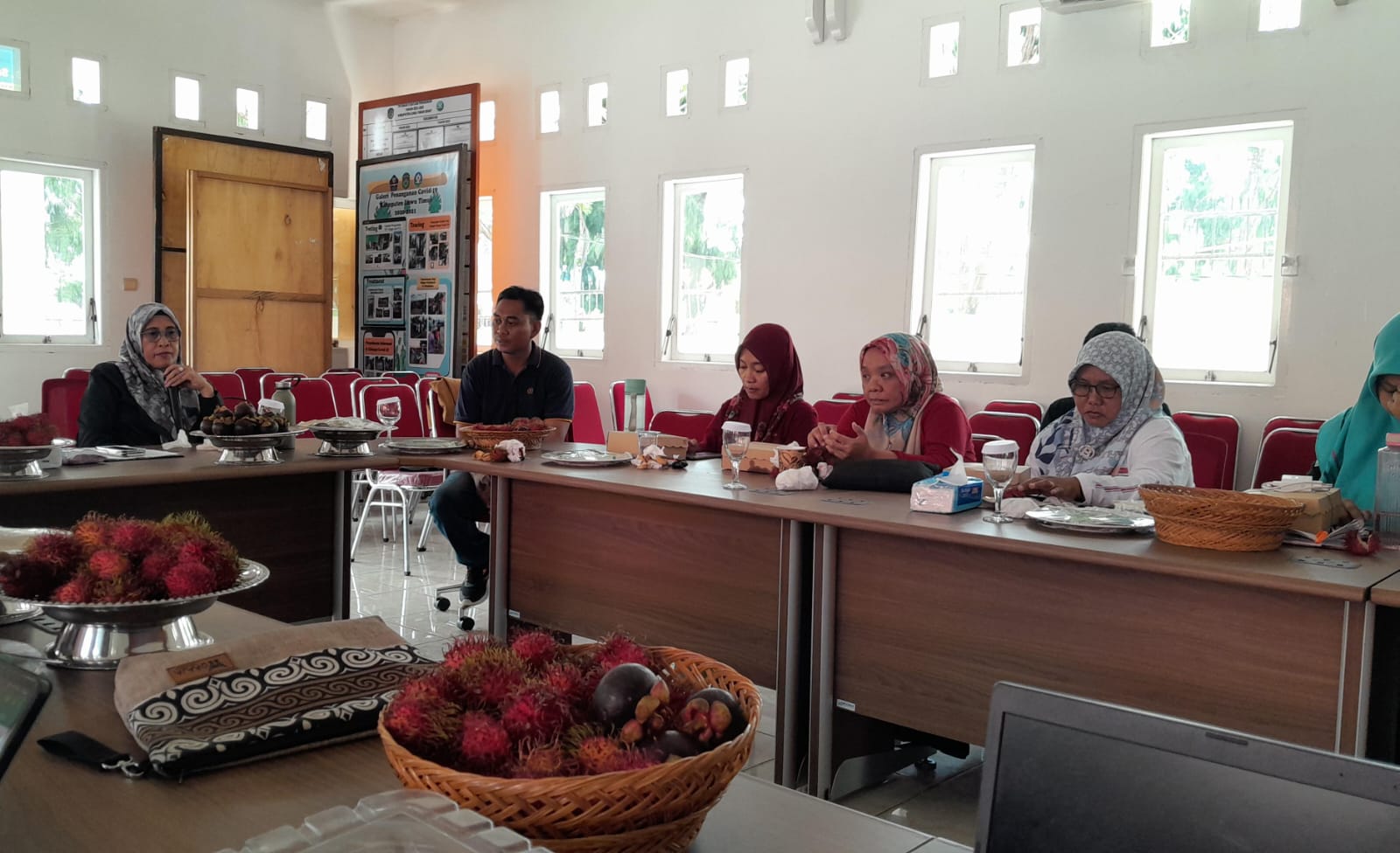RAPAT -- Ketua Forum Kabupaten/Kota Sehat (KKS) Luwu Timur, Hj Sufriaty Budiman memimpin rapat feedback hasil penilaian KKS tahun 2023 di Gedung Sekretariat Forum Kabupaten Sehat Lutim, Malili, Rabu (31/1).