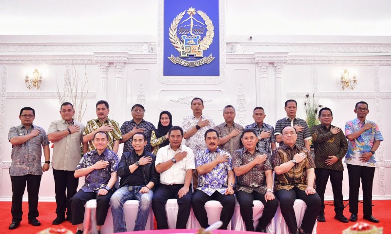 SILATURRAHMI -- Bupati Luwu Timur, H Budiman dan Pj Gubernur Sulsel Bachtiar dan para Bupati/Walikota se Sulsel menghadiri silaturahmi dan kunjungan kerja Wakapolri, Komjen Agus Andrianto di Rujab Gubernur Sulsel baru-baru ini. 