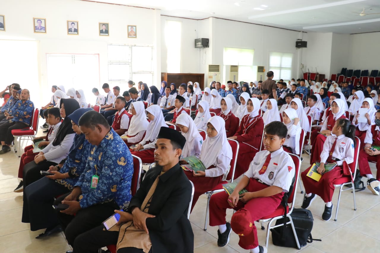 SOSIALISASI -- Dinas Pendidikan dan Kebudayaan (Dikbud) Kabupaten Luwu Timur menggelar sosialisasi Advokasi Dampak Penyalagunaan Narkoba dan Kenakalan Remaja Jenjang SD dan SMP se-Lutim di Aula Dinas Dikbud, Senin (19/2).