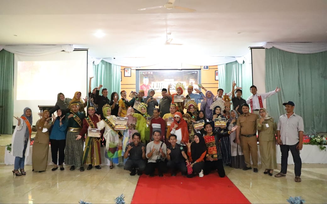 DUTA WISATA -- Kadis Parmudora Lutim, Andi Tabacina Akhmad Dinas Pariwisata foto bersama usai menggelar Duta Wisata Tingkat Kabupaten Lutim Tahun 2024 di Aula Dinas Pendidikan dan Kebudayaan (Disdikbud), Senin (26/2). 