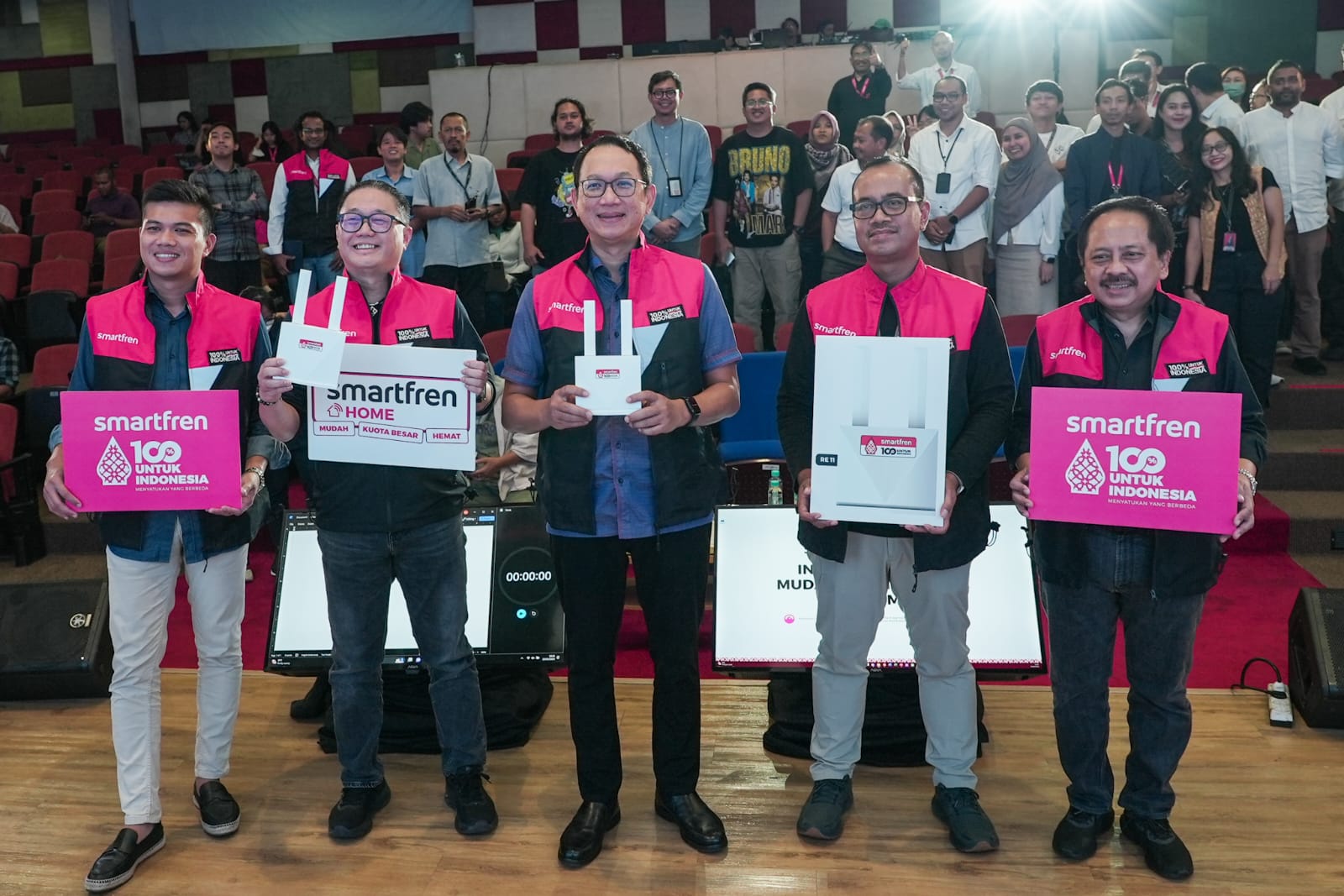 MEDIA UPDATE -- Kiri ke kanan: Muhammad Arif, Ketua Umum Asosiasi Penyelenggara Jasa Internet Indonesia (APJII), Tom Alamas Dinharsa, Chief Strategic Commercial Officer & Special Project Smartfren, Andrijanto Muljono, Chief Executive Officer Smartfren, Sukaca Purwokardjono, Chief Marketing Officer Smartfren, dan Merza Fachys, President Director Smartfren, dalam media update Smartfren Home di Jakarta, Kamis (22/2).