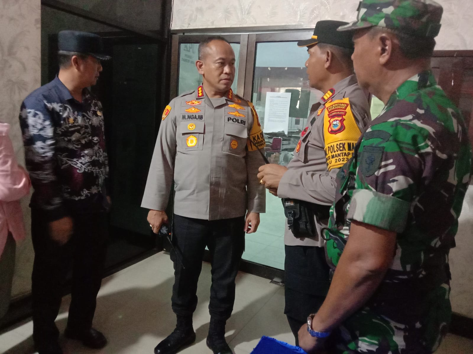 BKM/JULDAM MEMANTAU -- Kapolrestabes Makassar, Kombes Pol Mokhamad Ngajib saat memantau pengamanan PPK di Kecamatan Mariso didampingi camat Mariso serta Danramil Mariso.