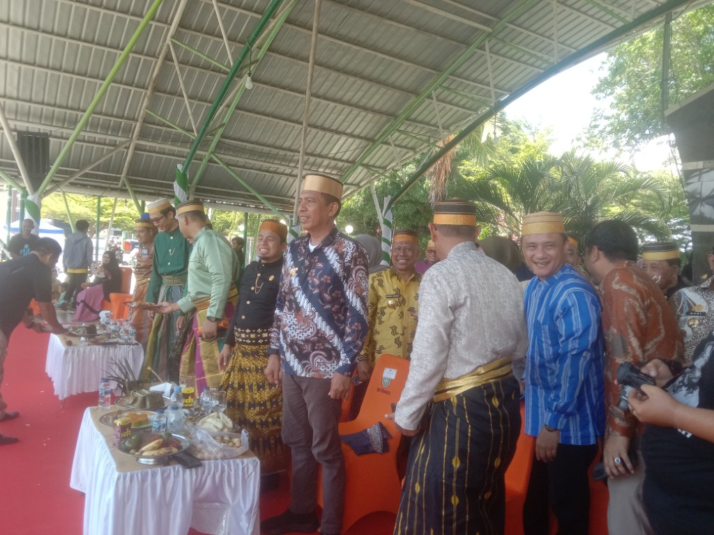 PEKAN BUDAYA -- Pj Wali Kota Parepare Akbar Ali didampingi Sekkot Husni, Kadis kominfo Anwar Amir serta Wakil Ketua DPRD Tasming Hamid saat menghadiri Pekan Kebudayaan Daerah Sabtu akhir pekan lalu. 