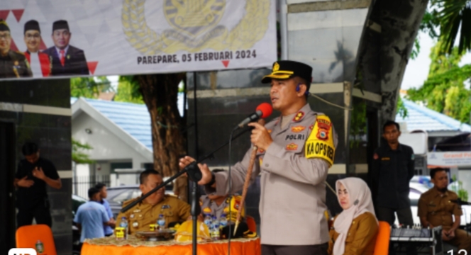 AMANKAN KAMPANYE -- Kapolres Parepare AKBP Arman Muis saat menyampaikan sambutan pada Deklarasi Pemilu Damai di Lapangan Andi Makkasaau Kota Parepare baru-baru ini. Kampanye Akbar Partai Nasdem akan dikawal ratusan personel dari Polres Parepare. 