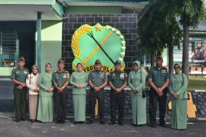 UPACARA -- Dandim 1405/Parepare Letkol (Inf) Hastiar Hatta memimpin upacara korps raport Anggota Kodim 1405/Parepare, Kapten (Inf) Mashuri Sappe, Peltu Jamaluddin, Pelda La Sakka dan PNS Rusna, yang memasuki purna tugas.