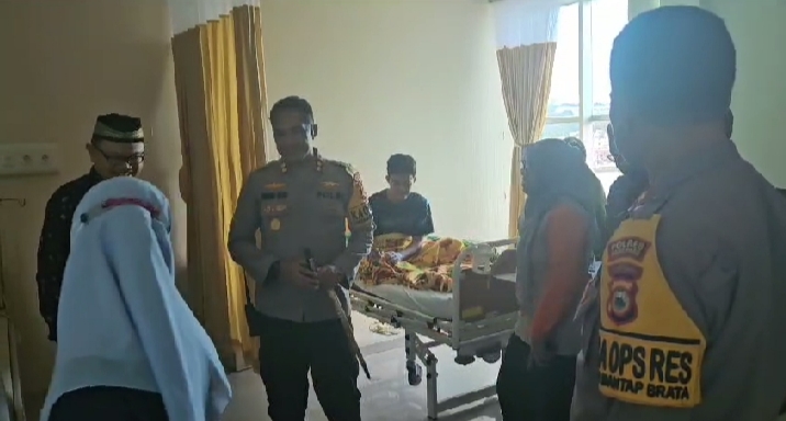 BESUK -- Kapolres Parepare, AKBP Arman Muis dan Ketua KPU Kota Parepare, Muh Awal Yanto membesuk enam orang petugas Kelompok Penyelenggaraan Pemungutan Suara (KPPS) yang sedang menjalani perawatan di RS Hasri Ainun Habibie, Jumat (16/2). 
