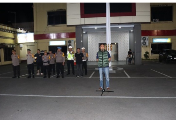 PATROLI -- Wakapolrestabes Makassar, AKBP Budi Susanto, memimpin apel kesiapan patroli malam di wilayah hukum Polrestabes Makassar.
