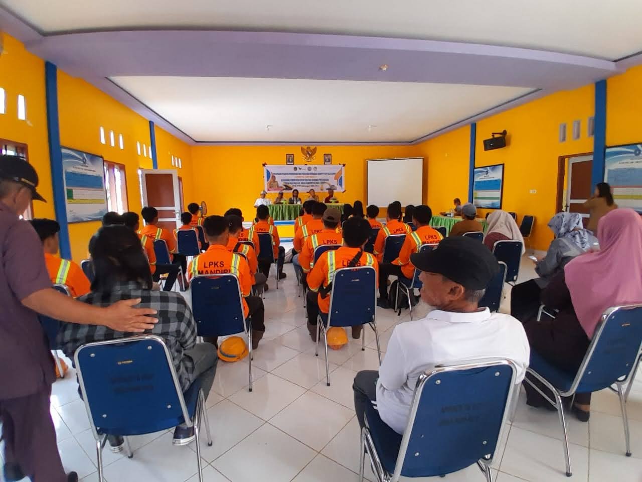 PELATIHAN -- Pemberian pelatihan keterampilan alat berat oleh PT Vale kepada angkatan kerja Desa Pasi-pasi, Kecamatan Malili, Kabupaten Luwu Timur.