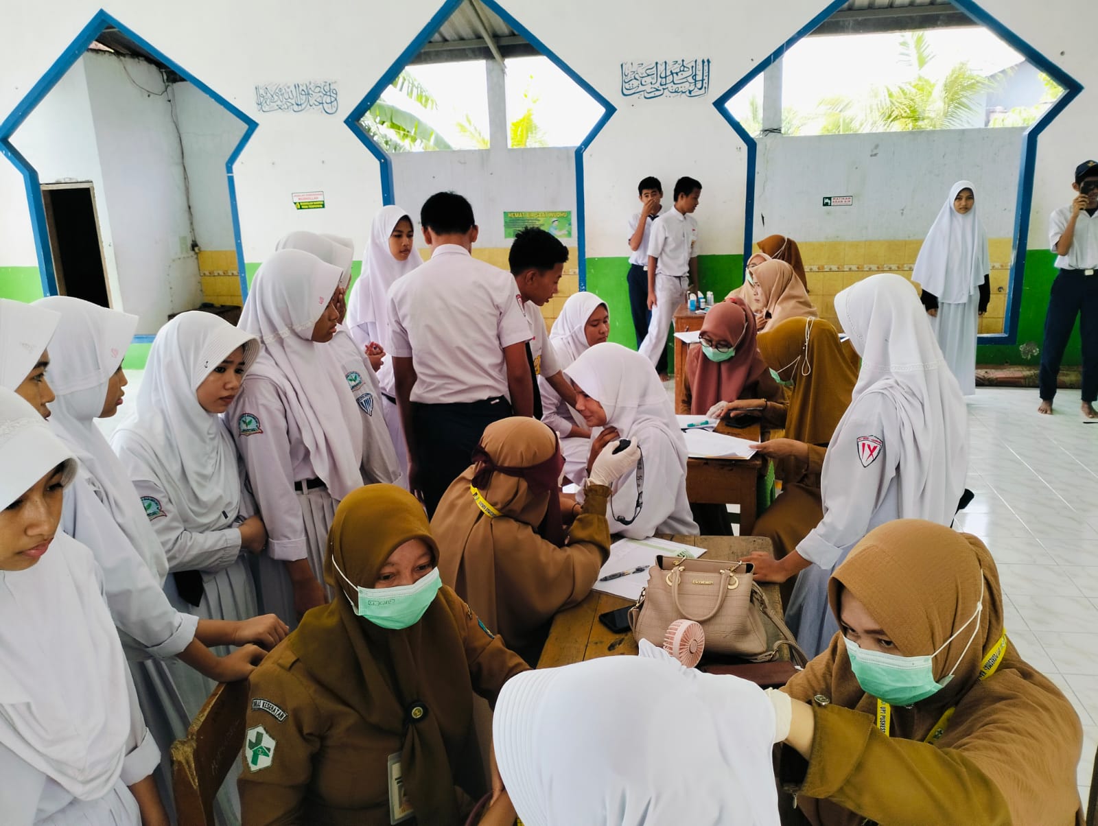 BKM/ZAIN SYAM PEMERIKSAAN KESEHATAN -- Suasana pemeriksaan kesehatan kepada pelajar di SMPN 2 Barombong di SMPN 2 Barombong.