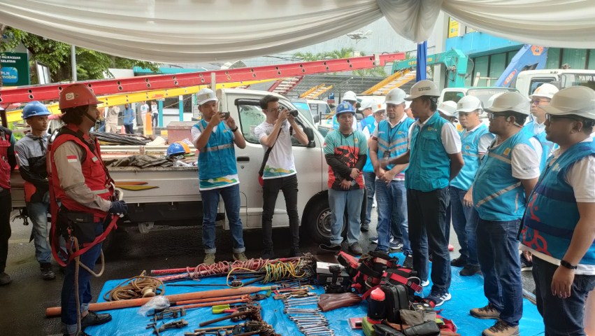 PEMERIKSAAN -- GM PLN UID Sulselrabar, Moch Andy Adchaminoerdin (tiga dari kanan) saat memeriksa kesiapan petugas dan peralatan yang akan dipergunakan di lapangan, di sela pelaksanaan Apel K3 dan Inspection Day Serentak Dalam Rangka Bulan K3 Nasional Tahun 2024 tingkat PLN UID Sulselrabar di halaman kantor PLN UP3 Makassar Selatan