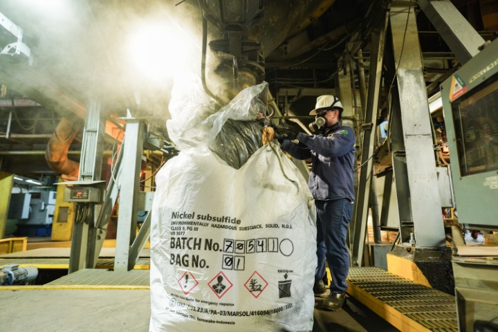 PENGANTONGAN -- Proses pengantongan nikel yang telah dilakukan proses produksi di area industri PT Vale.
