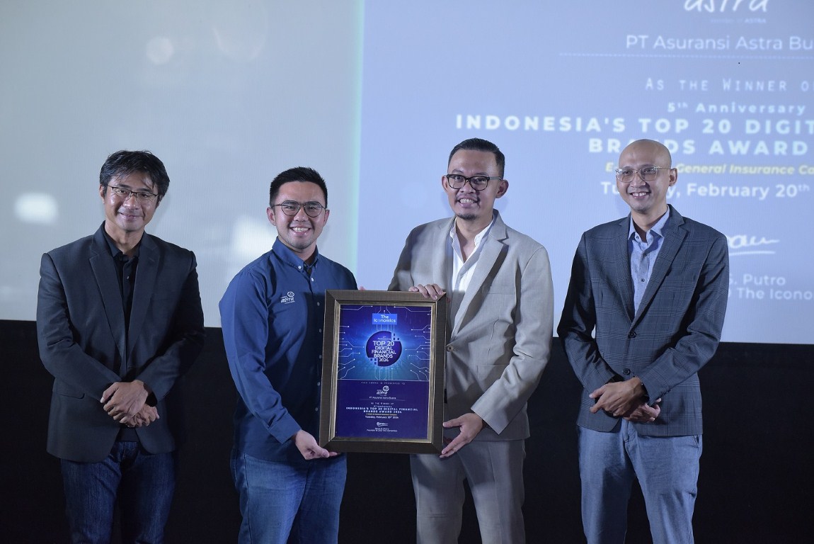 PENGHARGAAN -- Kiri ke kanan: Director of Brand, Research, and Strategy The Iconomics, Alex Mulya, VP Digital Asuransi Astra, Susanto Benny, Founder & CEO The Iconomics, Bram S. Putro, dan Managing Director The Iconomics, Arif Hatta, saat penyerahan penghargaan Indonesia Top 20 Digital Financial Brands Award 2024 dari The Iconomics yang diraih Asuransi Astra secara langsung.