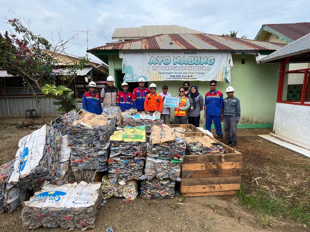 DONASI -- Penyerahan donasi 1.500 kg sampah terpilah dari PT Vale kepada Bank Sampah Delima, Kelurahan Magani.