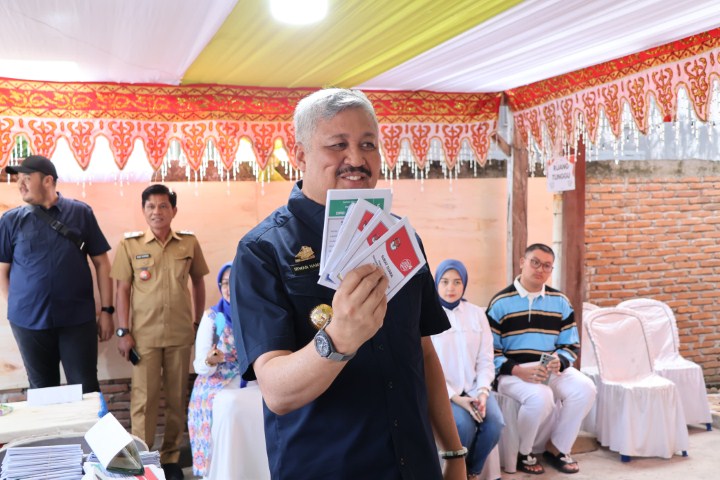 NYOBLOS -- Bupati Pinrang Irwan Hamid bersama Ketua TP PKK Kabupaten Pinrang Hj A Sri Widiyati Irwan dan bebrerapa anggota keluarga menyalurkan hak pilihnya pada Pemilu serentak 2024 di TPS IX Kelurahan Laleng Bata Kecamatan Paleteang, Rabu (14/2).