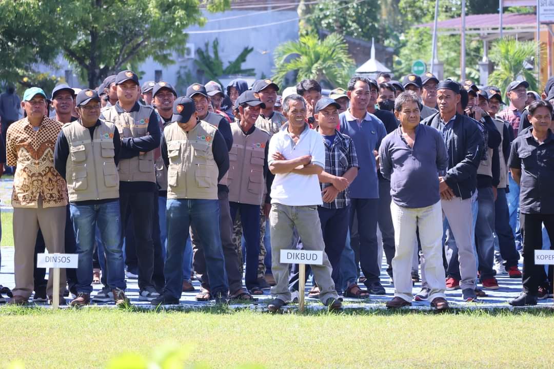 SIAGA -- Apel Siaga Linmas di Halaman Kantor Bupati Pinrang, Senin (12/2). Bupati Pirang Irwan Hamid berharap Linmas bisa menjadi elemen yang dapat membantu penyelenggaraan Pemilihan Umum (Pemilu) berlangsung secara kondusif.
