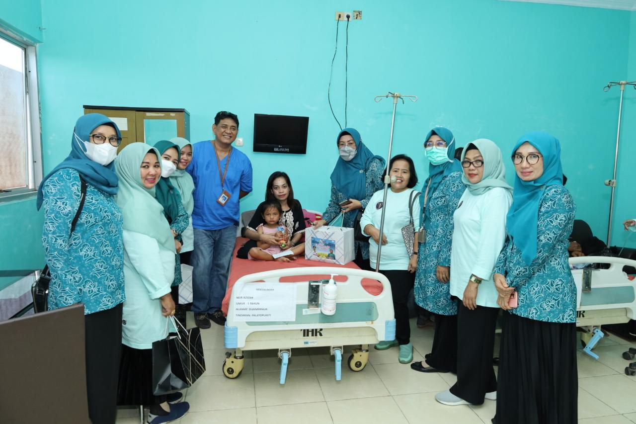 BAKSOS -- Ketua TP PKK Kabupaten Pinrang Hj A Sri Widiyati Irwan meninjau pelaksanaan kegiatan bakti sosial operasi gratis celah bibir dan lelangit di Rumah Sakit Umum Daerah (RSUD) Lasinrang, Jumat (2/2).