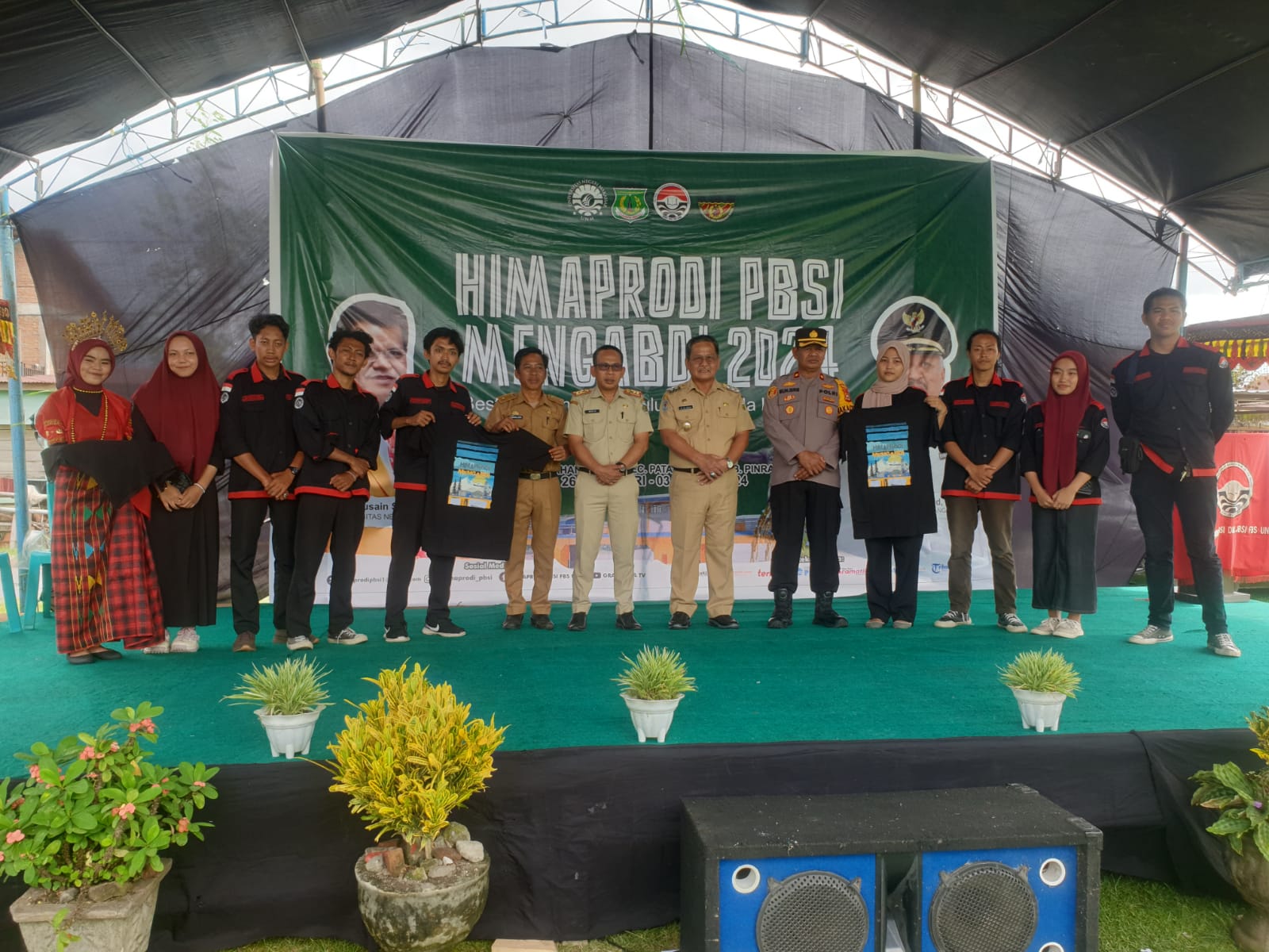 BUKA -- Wabup Pinrang H Alimin membuka kegiatan Himpunan Mahasiswa Program Studi (Himaprodi) Fakultas Bahasa dan Sastra Indonesia (FBSI) Mengabdi tahun 2024 di Kelurahan Teppo Kecamatan Patampanua, Senin (26/2)