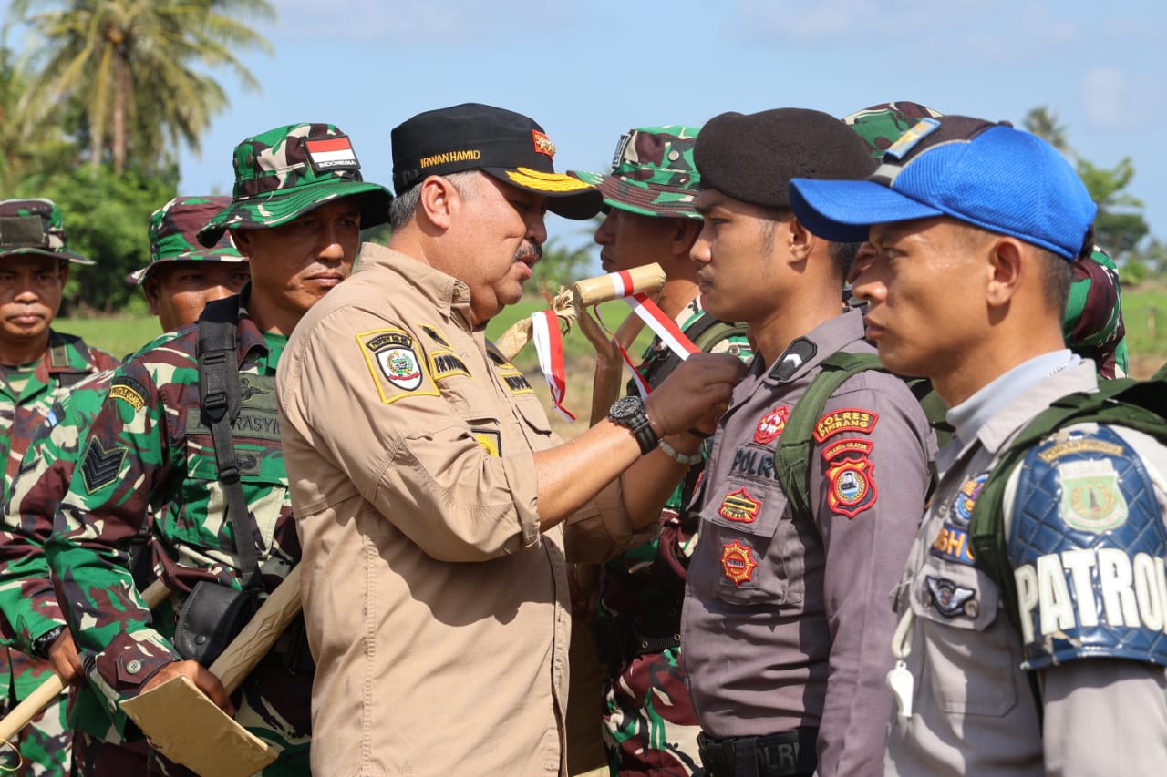 BUKA TMMD -- Bupati Pinrang Irwan Hamid membuka kegiatan TNI Manunggal Membangun Desa (TMMD) ke-119 tahun 2024 di Dusun Kapa, Desa Siwolong Polong Kecamatan Mattiro Sompe, Selasa (20/2).