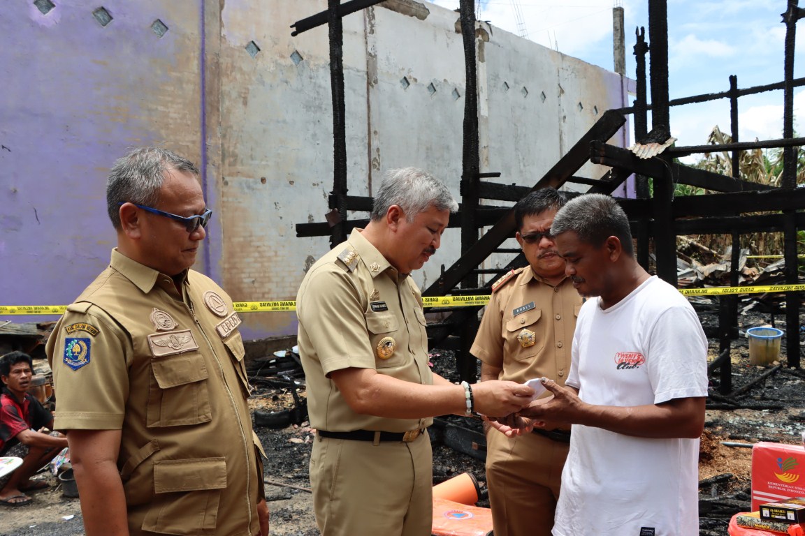 DIMINTA WASPADA -- Bupati Pinrang Irwan Hamid menemui korban bencana kebakaran di Kelurahan Mattiro Decceng Kecamatan Tiroang, Senin (27/2). Irwan meminta warga untuk terus meningkatkan kewaspadaan terhadap bencana terutama kebakaran.