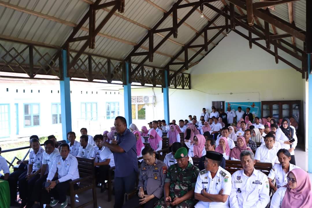 MUSRENBANG -- Bupati Pinrang Irwan Hamid dan Wabup Pinrang H Alimin mengikuti Musrenbang tingkat kecamatan di dua kecamatan berbeda, Rabu (28/2). Irwan mengikuti Musrenbang tingkat Kecamatan Lanrisang sementara Wabup Alimin mengikuti Musrenbang tingkat Kecamatan Batulappa.