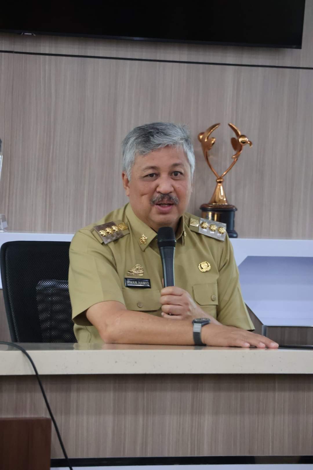 RAKOR -- Bupati Pinrang Irwan Hamid memimpin rapat koordinasi awal pekan di ruang rapat Bupati Pinrang, Senin (12/2).