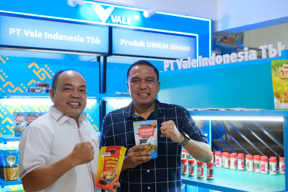 PRODUK UMKM -- Ketua Apindo Sulsel, Suhardi (kiri) menunjukkan produk UMKM binaan PT Vale yang ada di etalase Sentra UMKM dan Pusat Ole-ole Apindo Sulsel.
